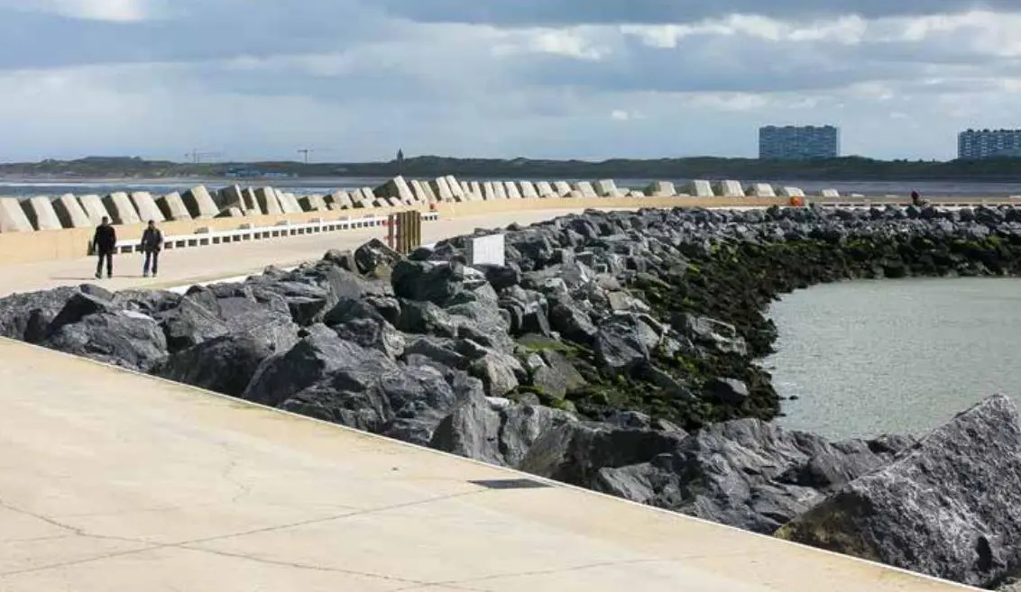 On the Belgian coast, groynes, dykes, piers, sea walls, jetties and breakwaters have been built to protect the beaches, buildings and harbours from storms.