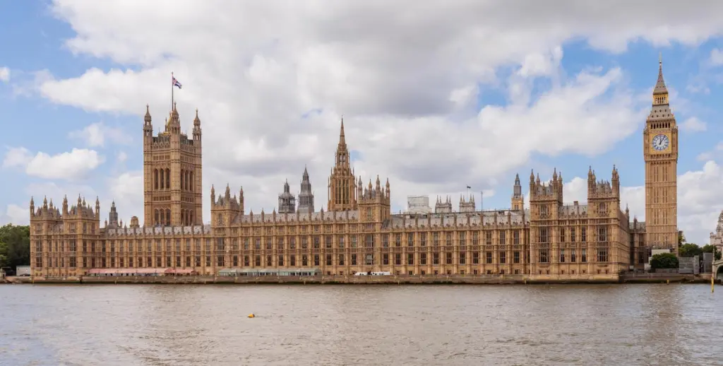Houses_of_Parliament_in_2022_(cropped)