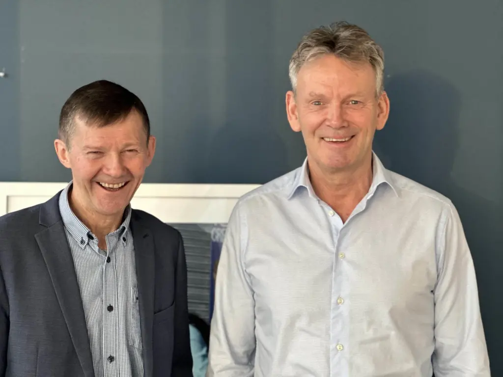 Space Norway CEO, Dag H. Stølan (l) and Telenor Satellite CEO, Morten Tengs