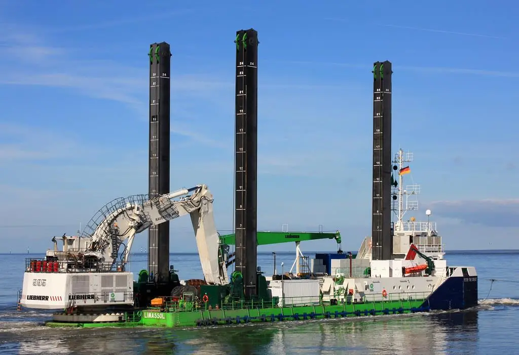 backhoe dredger