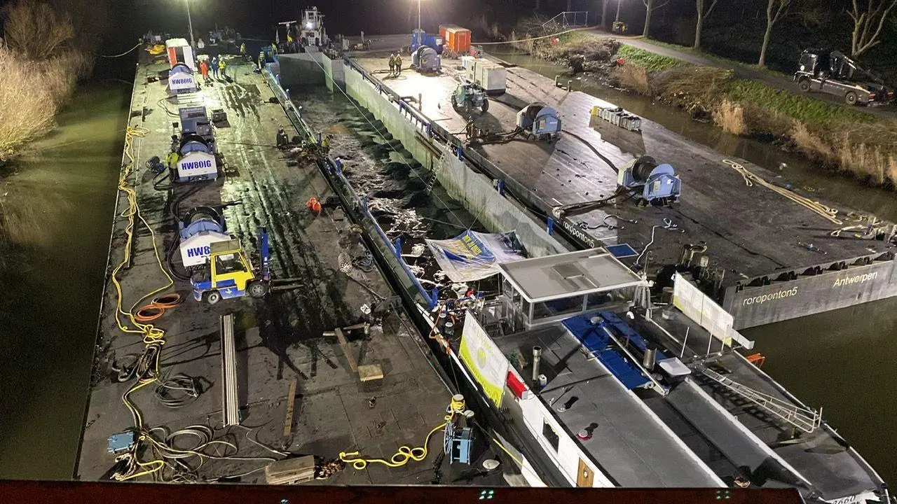 'Jogo 4' lying between the two salvage pontoons (Multraship)