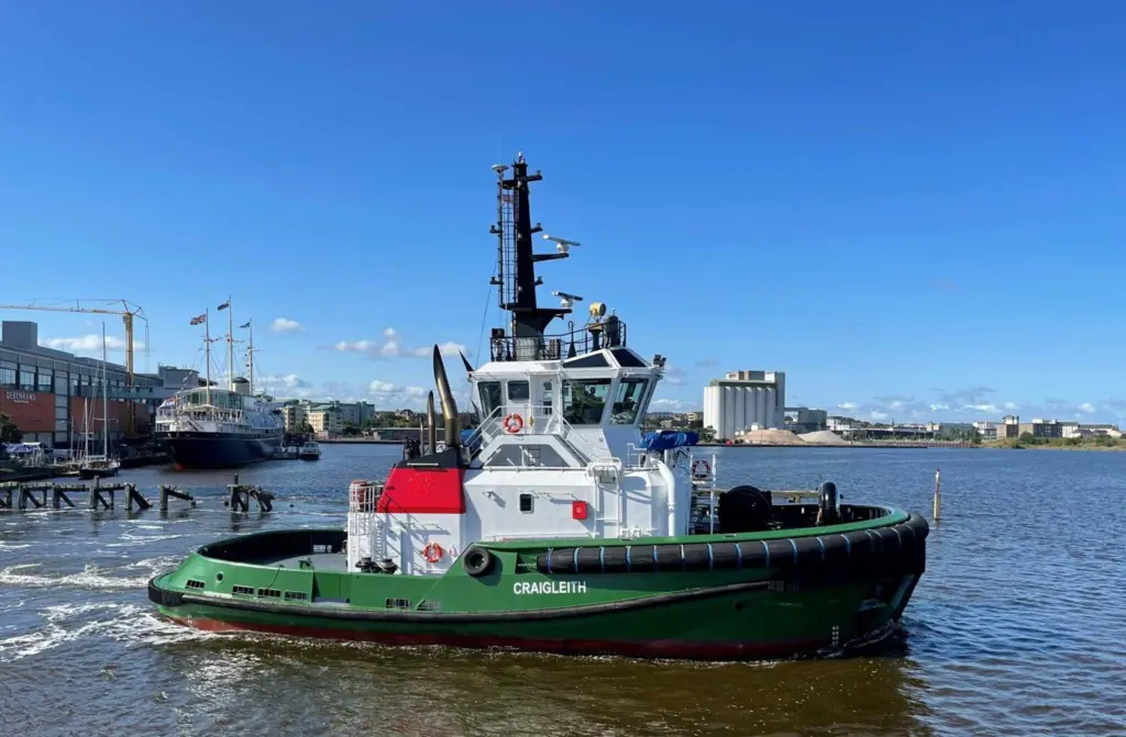 Craigleith-tug-in-the-Port-of-Leith-2048x1342