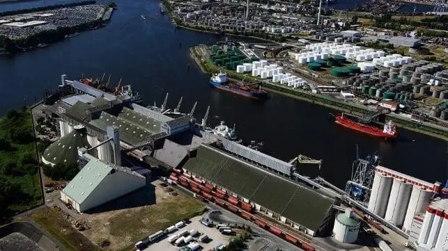 The barge sank while alongside a fertilizer production plant in Hamburg (Hamburg Port Authority) (002)