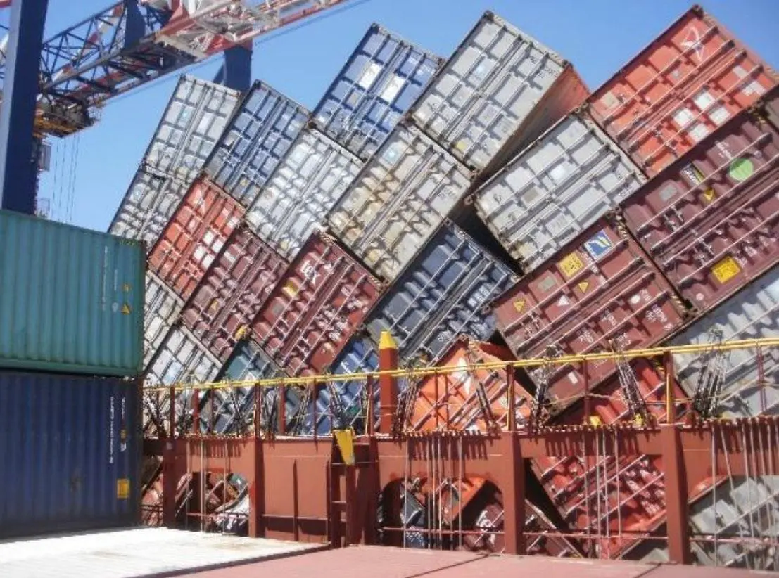 Removing collapsed container stacks can be complicated and dangerous (Gard)