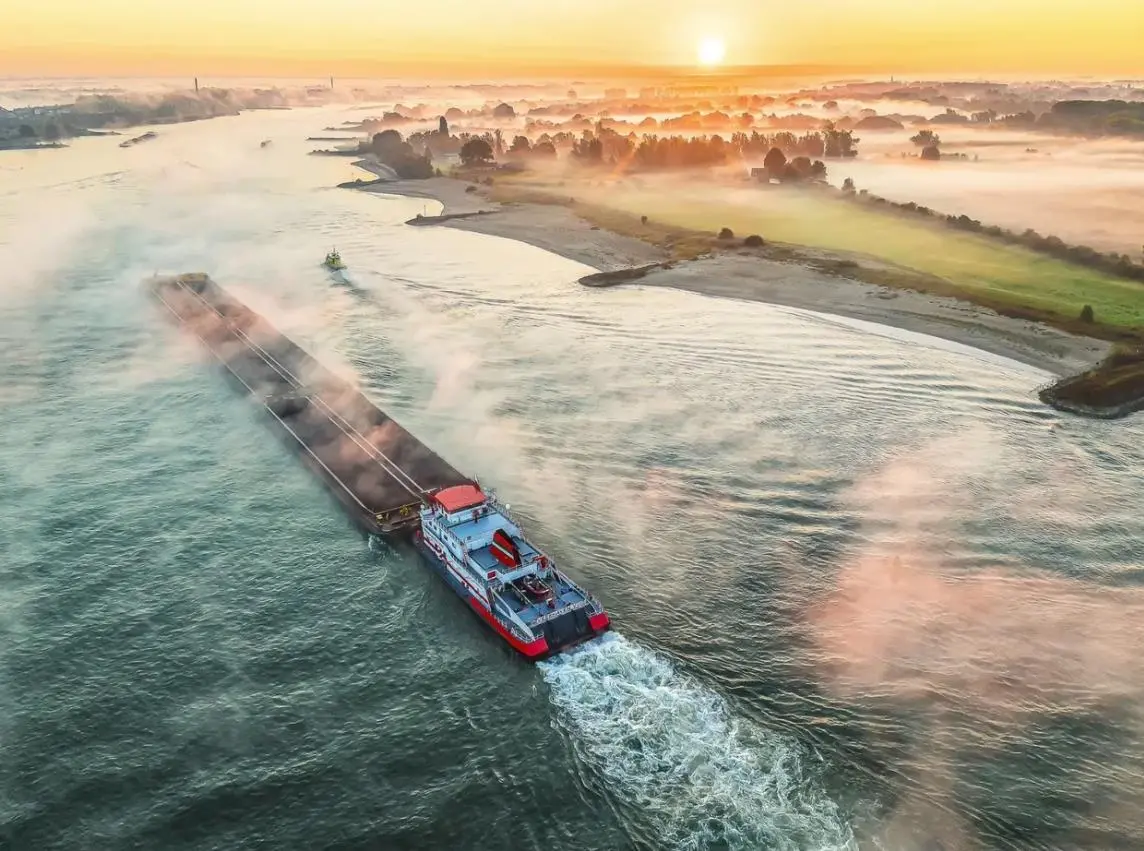 The tugs and barges transfer raw material between Rotterdam and Duisburg (thyssenkrupp Veerhaven)