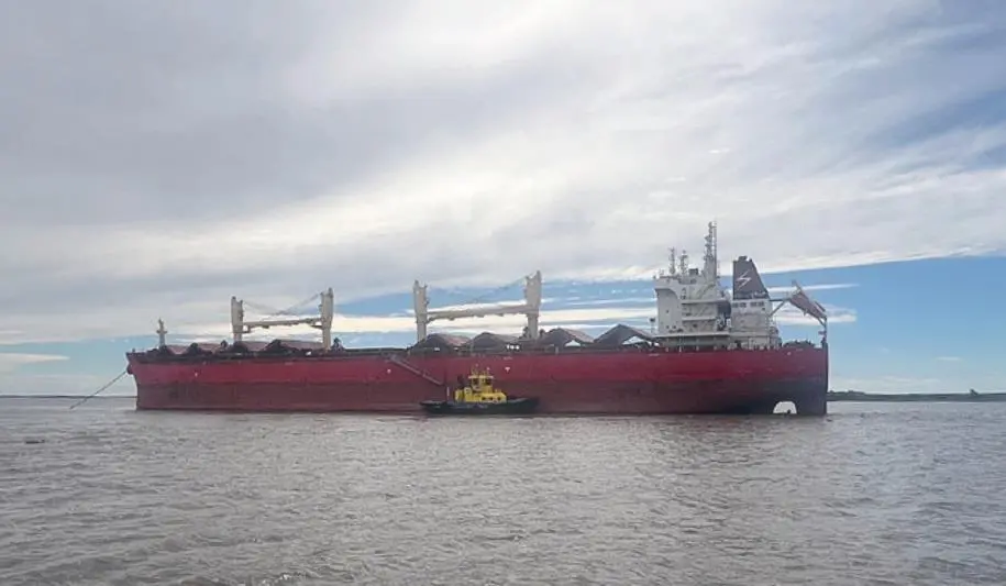A salvage team was mobilised from Greece to assist refloating the 'Steel C' (Five Oceans Salvage - ISU)