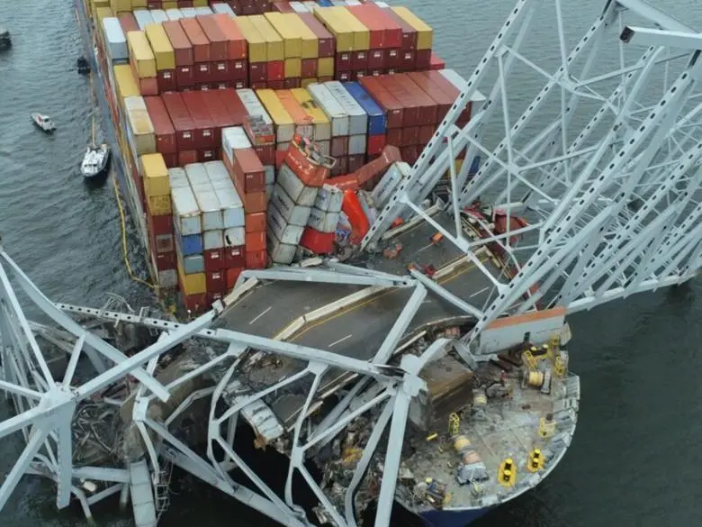 Explovies were used to remove wreckage from 'Dali's' foredeck (Unified Command) (002)