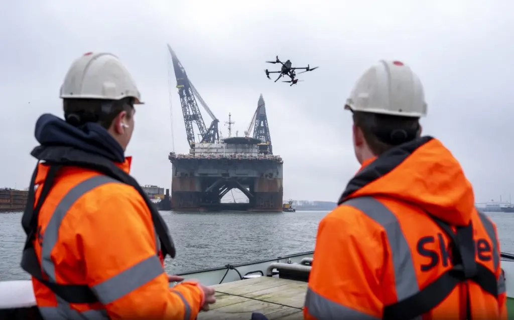 An aerial drone transferred a messenger line 400m during the trial (Kotug)