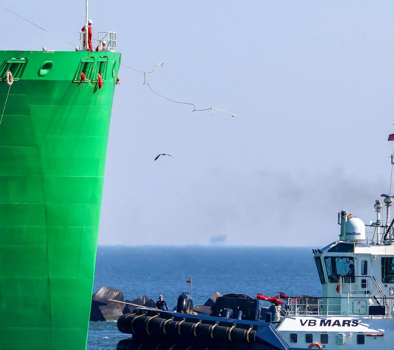 Using heaving lines poses risks to both crews and vessels (Peter Barker)