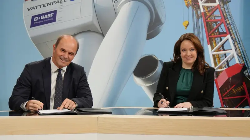 Martin Brudermüller, CEO BASF SE and Anna Borg, CEO Vattenfall sign the Nordlicht 1+2 agreement