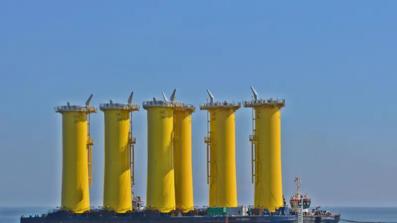 transport-der-transition-pieces-fuer-den-offshore-windpark-he-dreiht_1715819797487