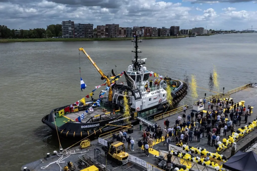 Damen Shipyards and Muller Dordrecht christen new Damen ASD Tug 3212 'En Avant 26' (Damen)