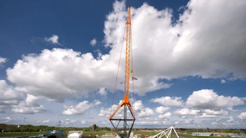 Photo shows the Tetrahedron 130-metre crane prototype