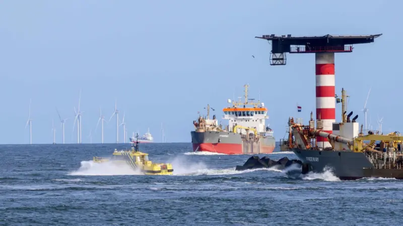 Floating and fixed objects have to share the same waters in the North Sea (Peter Barker)