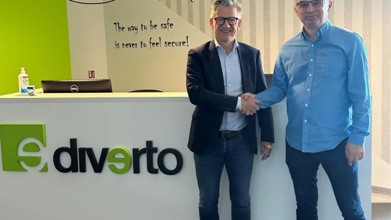 The image shows Erik Ceuppens, CEO Marlink Group and Boze Saric, CEO, Diverto shaking hands on the acquisition deal