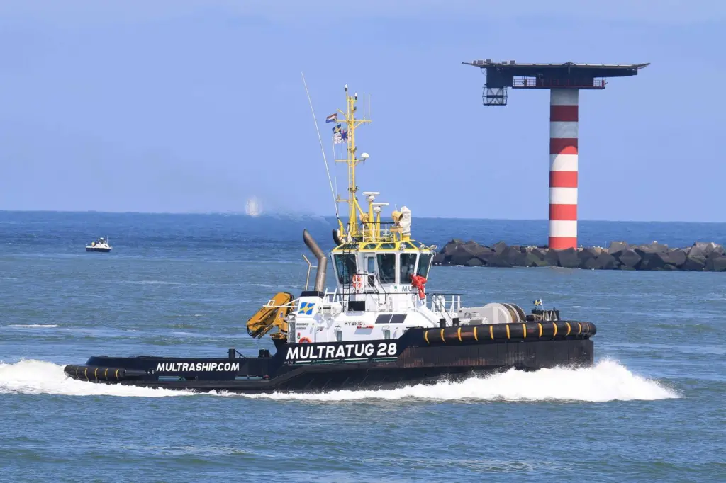 'Multratug 28' was one of three tugs responding to the bulk carrier's loss of power (Peter Barker)