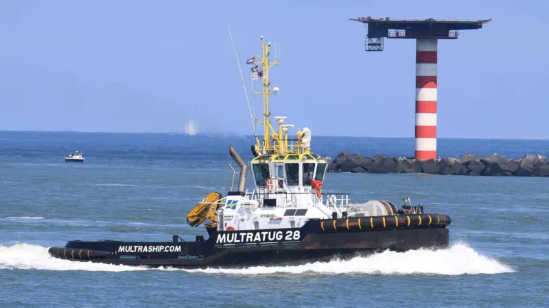 'Multratug 28' was one of three tugs responding to the bulk carrier's loss of power (Peter Barker)