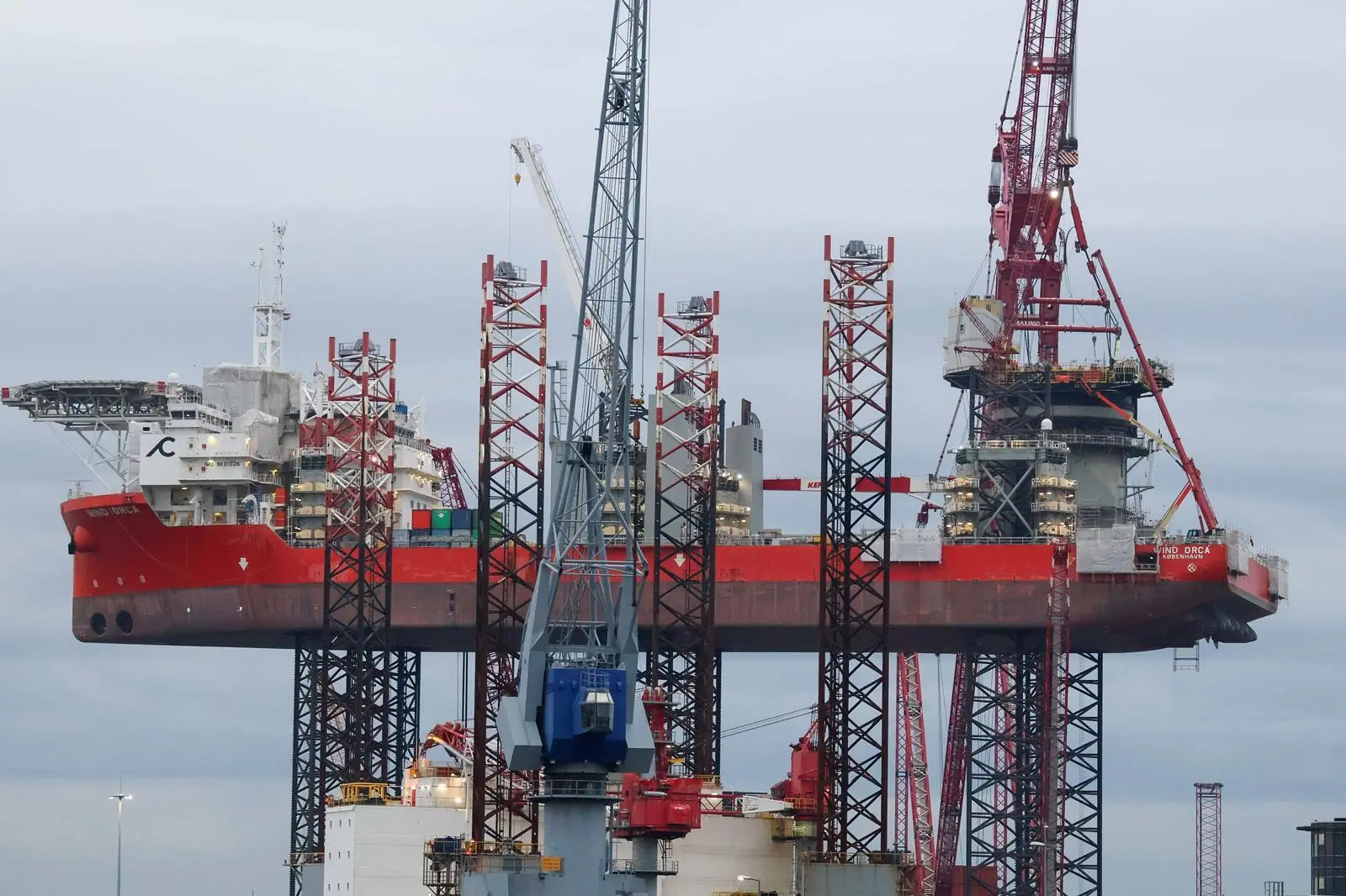 'Wind Osprey' receiving its crane upgrade in Rotterdam (Peter Barker)