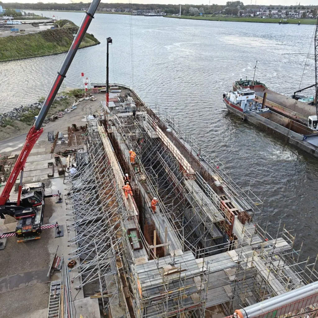 salt-dam-at-ijmuiden-sea-lock-keeping-fresh-water-and-salt-water-apart