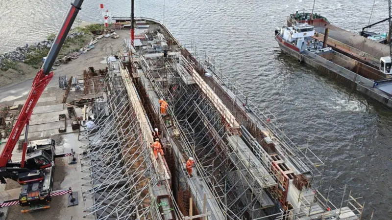 salt-dam-at-ijmuiden-sea-lock-keeping-fresh-water-and-salt-water-apart