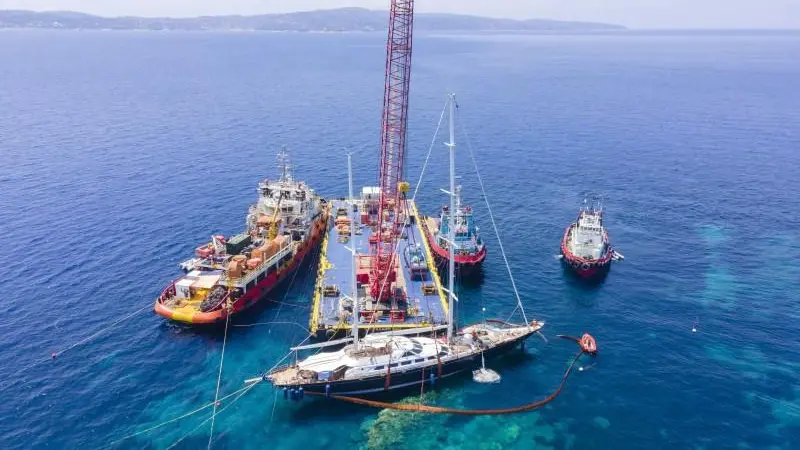 The yacht ran aground in an environmentally sensitive Natura 2000 area (Tsavliris)