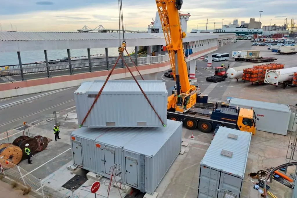 The image shows the modules that make up the OPS are already installed at the Grimaldi terminal on Sant Bertran wharf