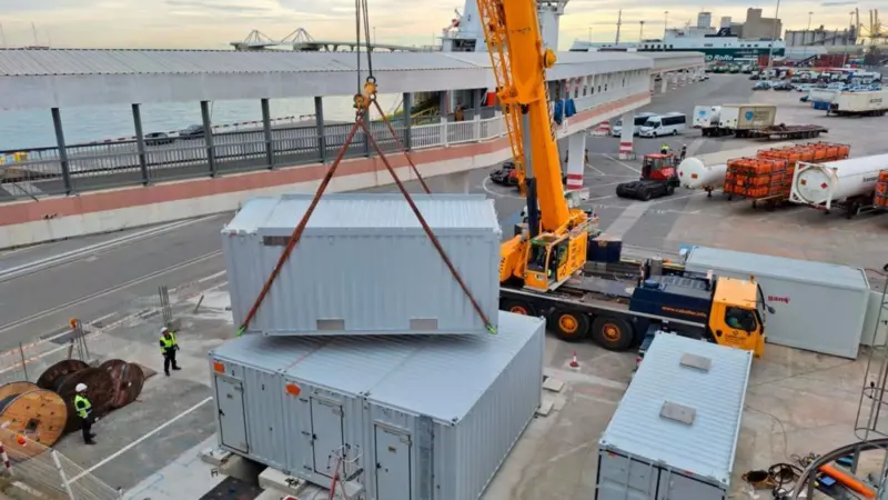The image shows the modules that make up the OPS are already installed at the Grimaldi terminal on Sant Bertran wharf