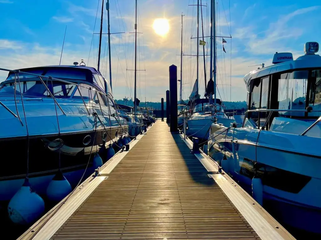 TQY Pontoon Landscape LR
