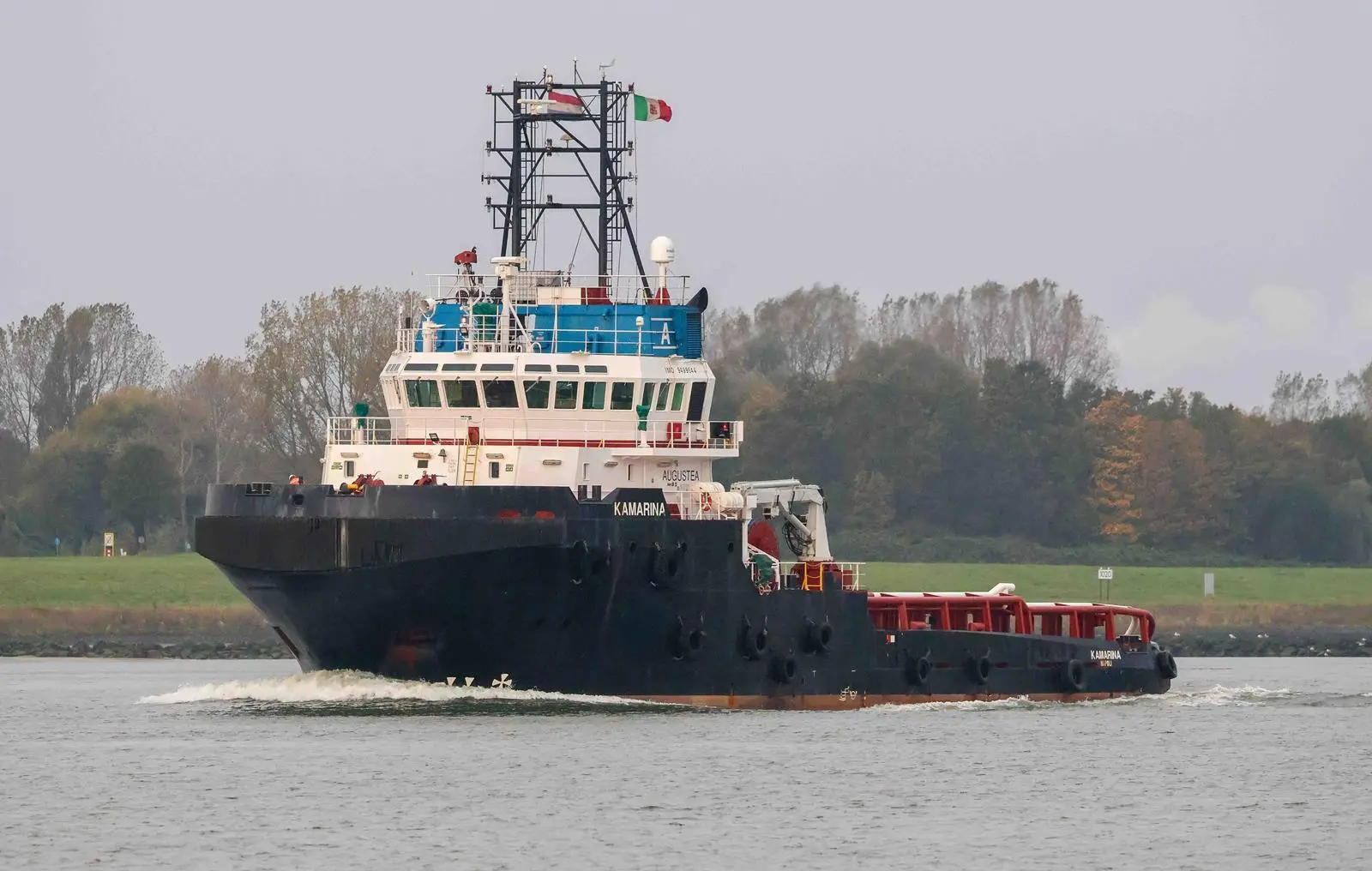 Tug 'Kamarina' returns to Rotterdam after standing by the bulk carrier 'Ruby' (Peter Barker)