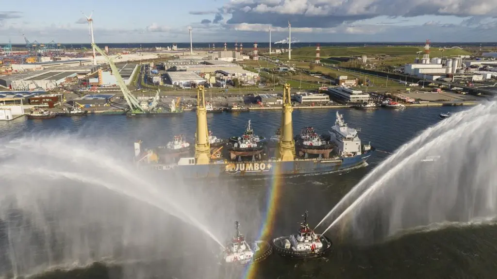 Antwerp's new Damen-built vessels were welcomed by the port's existing tugs (Damen)