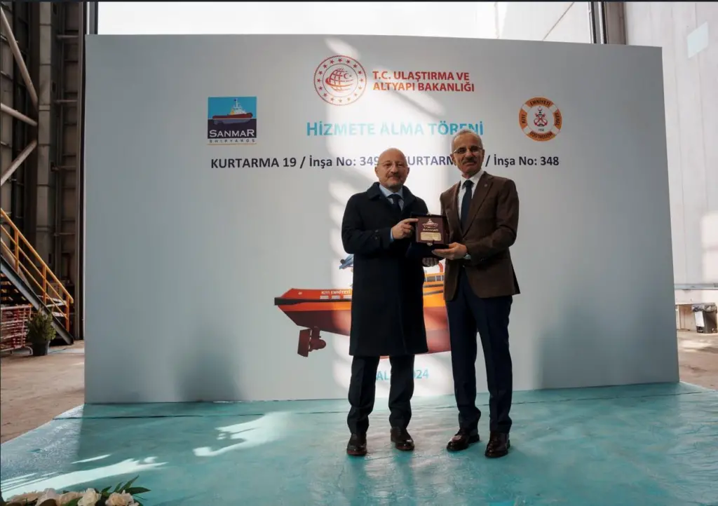 Cem Seven, chairman of the Ship Yacht & Marine Services Exporters Association presented a plaque to Mr Uraloglu, Turkey's minister of transport and infrastructure at the ceremony (Sanmar)