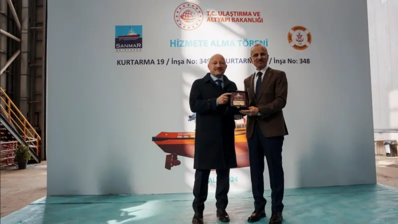 Cem Seven, chairman of the Ship Yacht & Marine Services Exporters Association presented a plaque to Mr Uraloglu, Turkey's minister of transport and infrastructure at the ceremony (Sanmar)