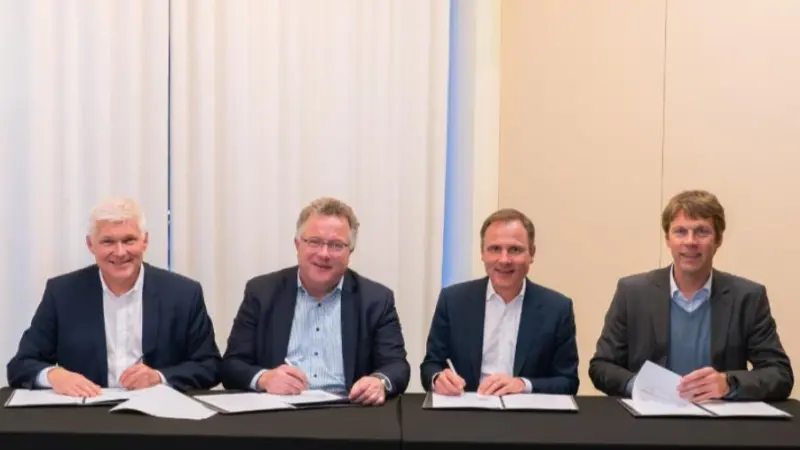 The image shows the signing of the TenneT framework agreement
