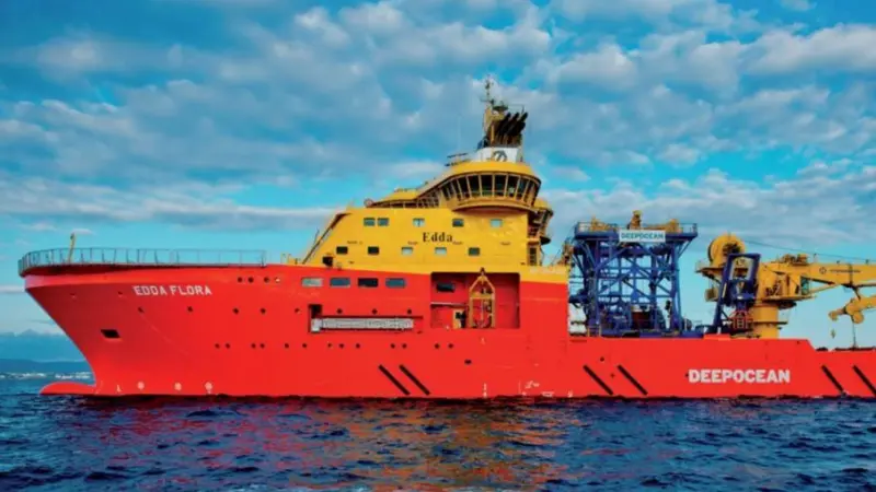 The image shows the Edda Flora at sea