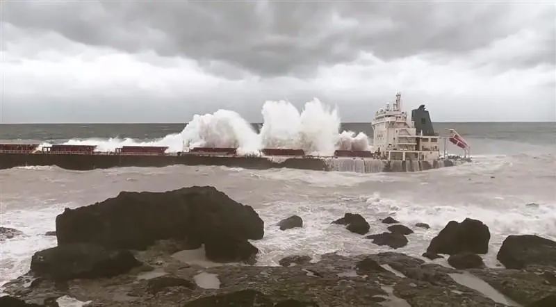 'Blue Lagoon' broke in two following its grounding in Taiwan (focustaiwan.tw-Shipwreck Log) (002)