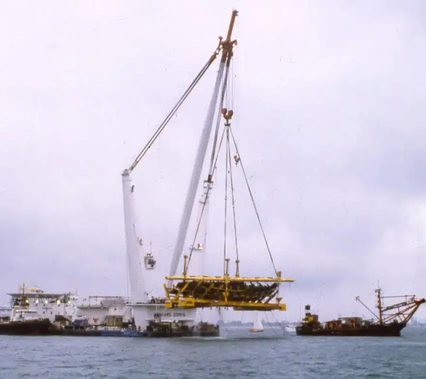 'Tog Mor' raises the Tudor warship 'Mary Rose' from the seabed off Portsmouth (Mary Rose Trust)