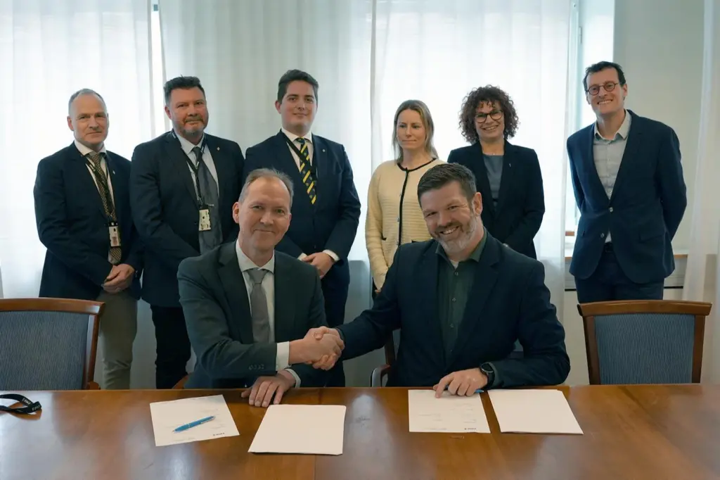 The image shows the signatories of the multi-year Framework Agreement between Teledyne marine and the Swedish Defense Materiel Administration (FMV)