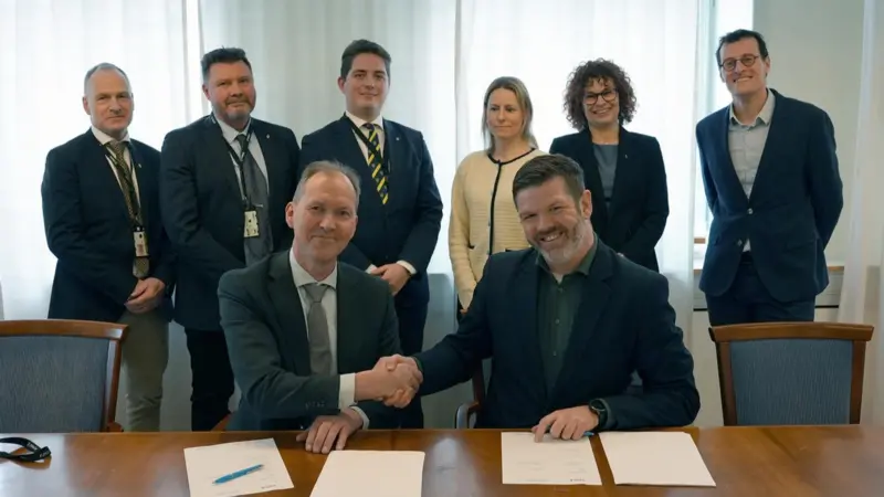 The image shows the signatories of the multi-year Framework Agreement between Teledyne marine and the Swedish Defense Materiel Administration (FMV)