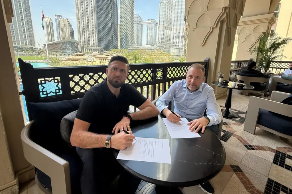 The image shows SmartSea and Digital Energy AI executives signing the strategic partnership