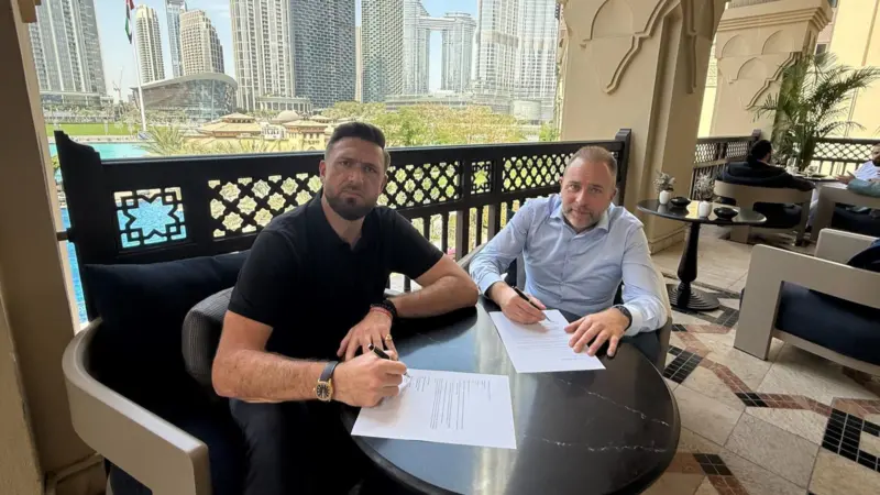 The image shows SmartSea and Digital Energy AI executives signing the strategic partnership