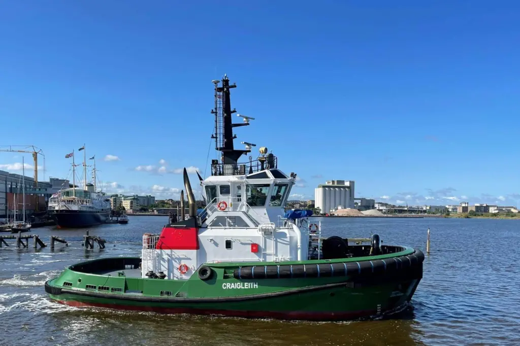 Craigleith-tug-in-the-Port-of-Leith-2048x1342