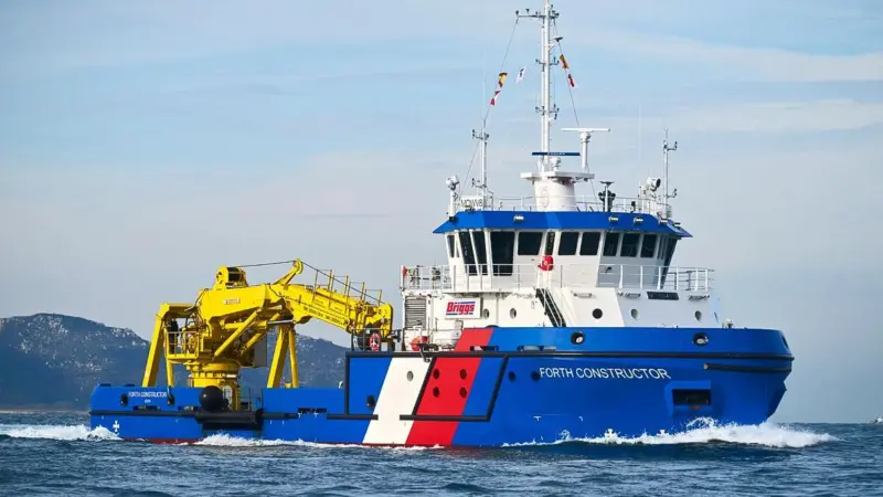 'Forth Constructor' has a conventional accommodation forward layout (Briggs)