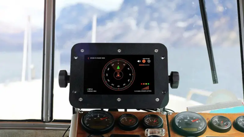 The image shows the sMRT Digital SARfinder mounted on a vessel bridge