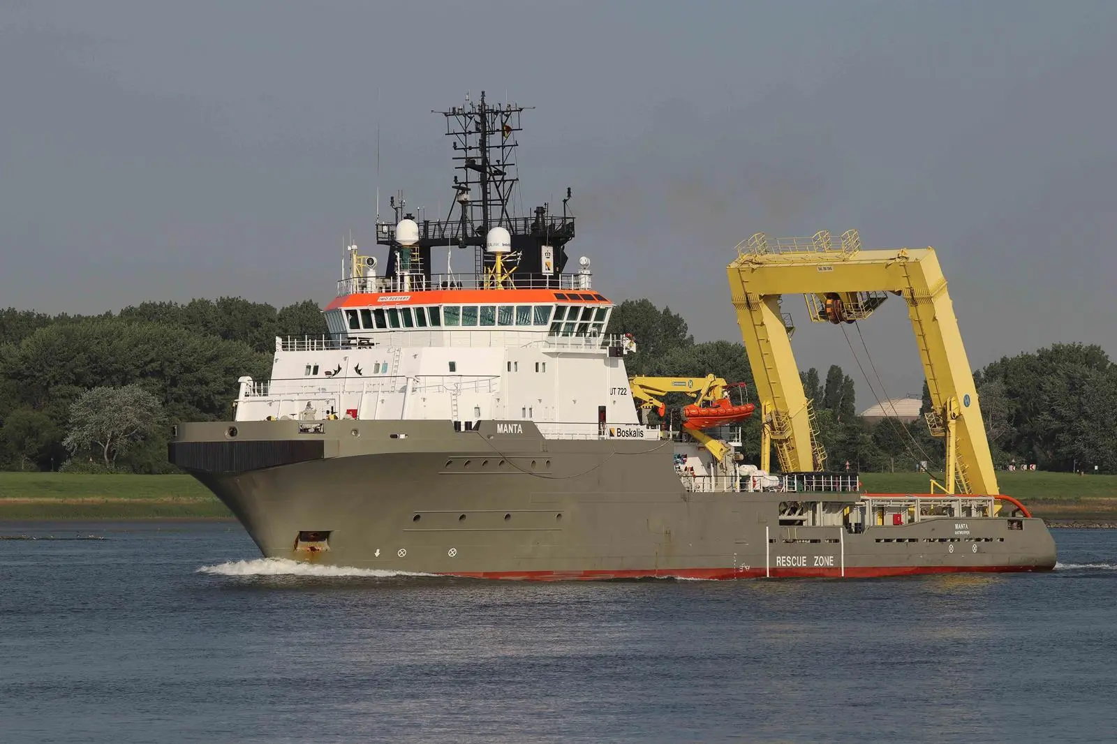 Tsavlaris contracted the Boskalis tug 'Manta' to tow a disabled bulk carrier from Brazil to Spain (Peter Barker)
