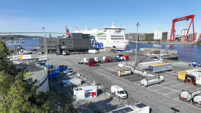 The-hydrogen-generator-_white-container-with-four-fans-on-the-roof_-supplies-Stena-Scandinavica-with