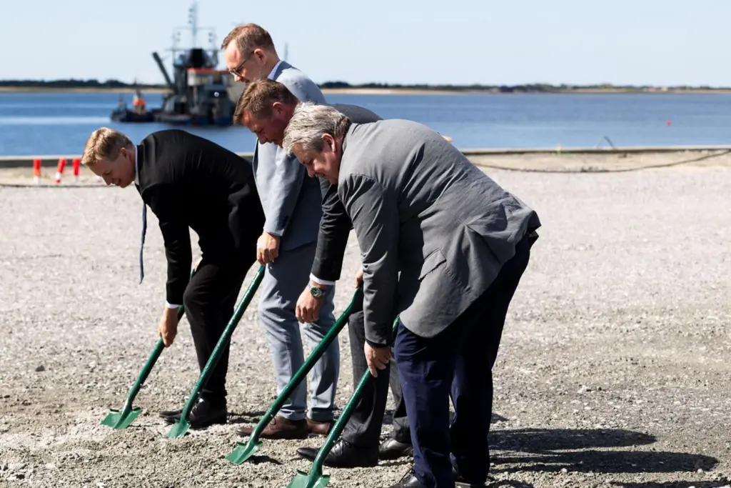 The image shows Thomas Danielson and port executives taking shovels to the ground at Esbjerg