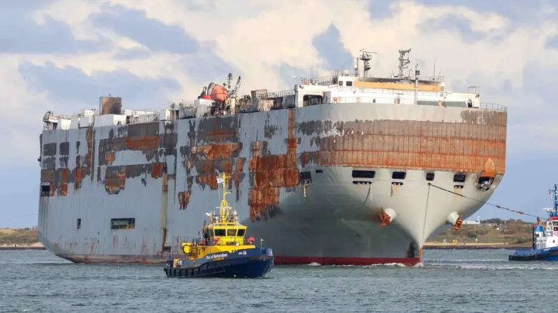 Tugs ensured 'Fremantle Highway's' entry to Rotterdam was completed safely (Peter Barker)