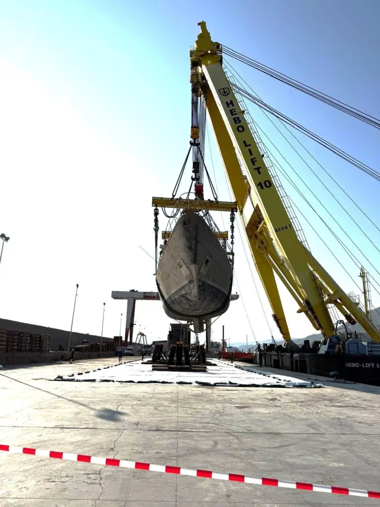 2025-06-23 Bayesian being lifted into a custom-build support cradle in Terminal Imerese Palermo 3