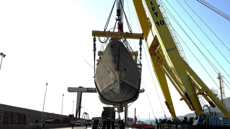 2025-06-23 Bayesian being lifted into a custom-build support cradle in Terminal Imerese Palermo 3