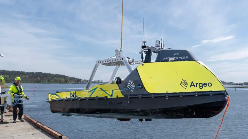 The image shows how SOLUS enables conventional launching of Argeo Argus by crane
